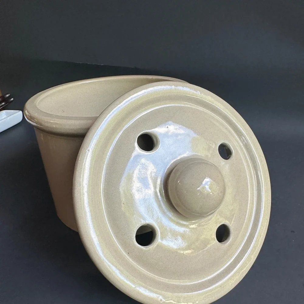 Boston Warehouse Garlic Cellar Bentson-West Design Tan Stoneware Vented Crock